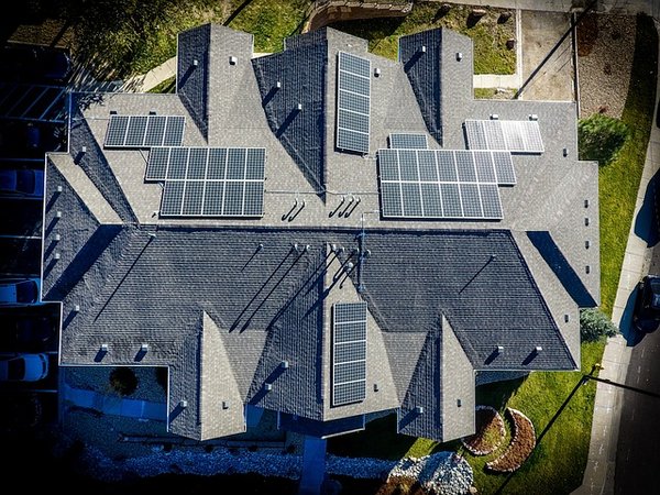 Quelle est la différence entre les panneaux solaires photovoltaïques et thermiques ?